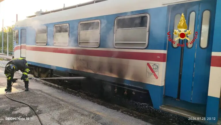 Treno in fiamme nel Casertano: arrivano i pompieri