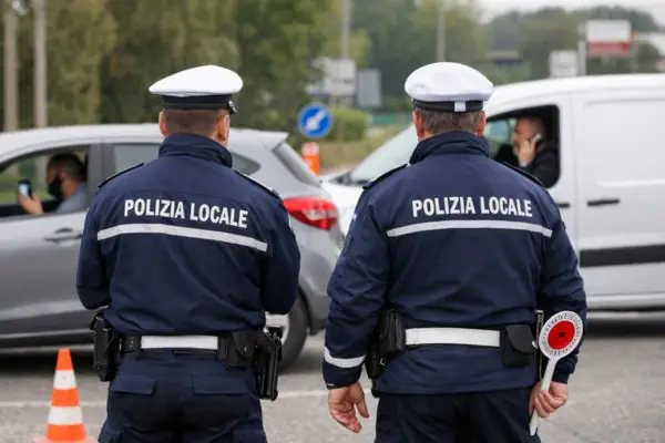 polizia locale e autisti con cellulare alla guida