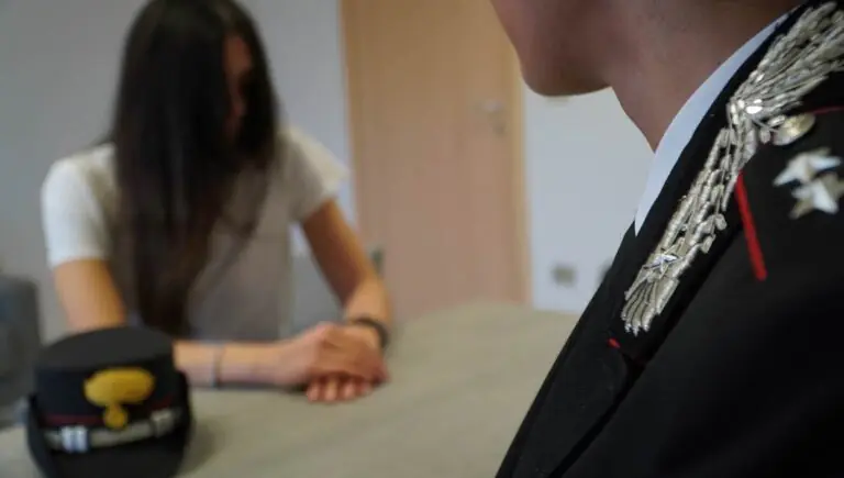 Si avventa col coltello contro la sorella e la colpisce