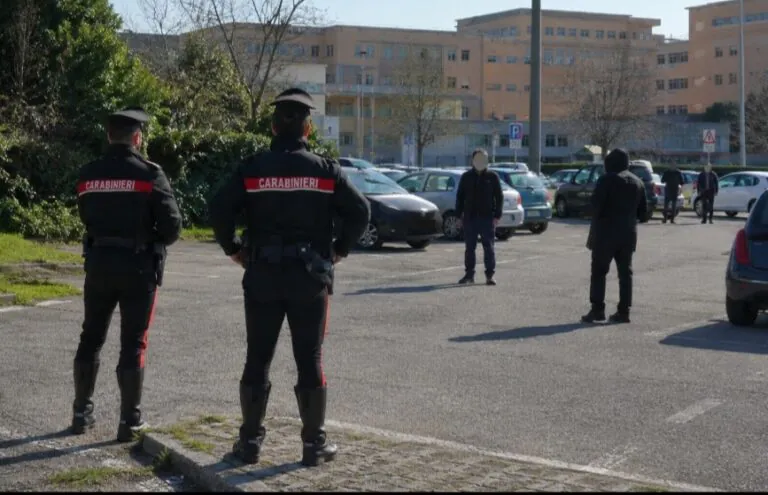 Va al polo sanitario coi figli e parcheggiatori lo aggrediscono, 2 arresti