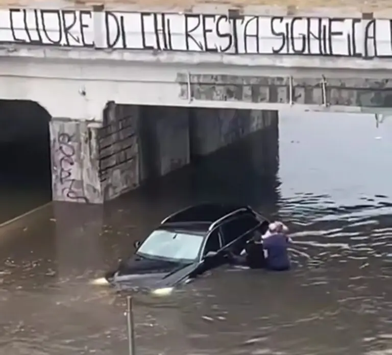 Intrappolato nell’auto sommersa da un fiume d’acqua. Salvataggio choc