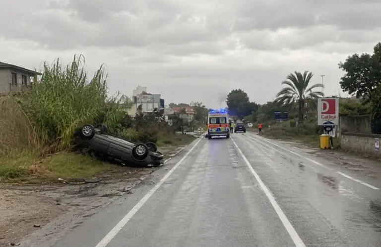 Auto si ribalta sulla Provinciale: si prega per 23enne