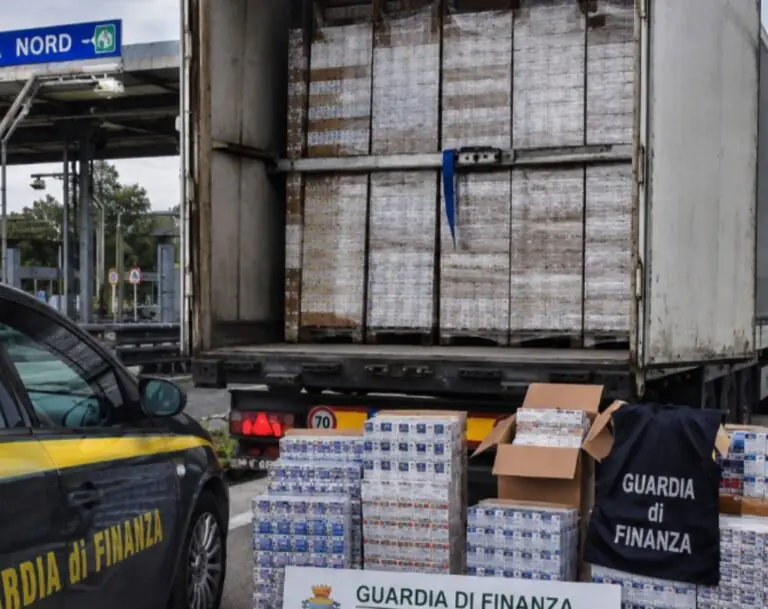 Maxi sequestro di tabacco di contrabbando sull’A1: fermato corriere nel Casertano, scoperta anche una fabbrica clandestina