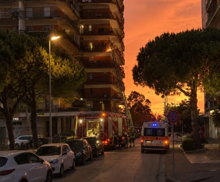 Bimbo resta incastrato con la testa nella ringhiera
