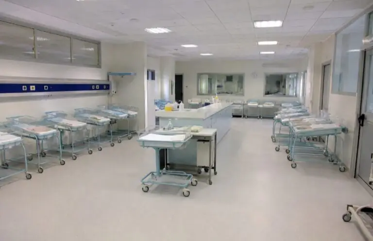 Scambiano culle e neonati dopo parto, madre risarcita con 100mila euro
