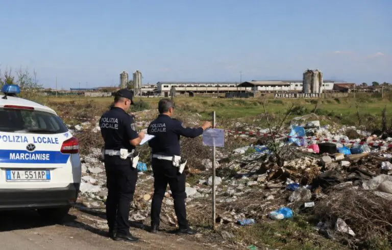 Blitz degli agenti tra ferrovia e azienda bufalina, scatta sequestro
