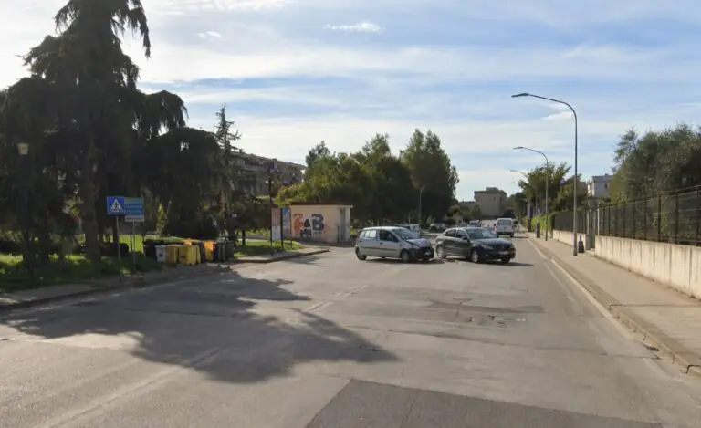 Scontro tra auto dopo manovra, ci sono feriti