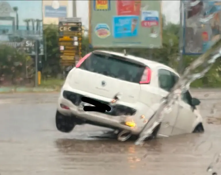 Bomba d’acqua sul casertano, auto sprofonda in una buca