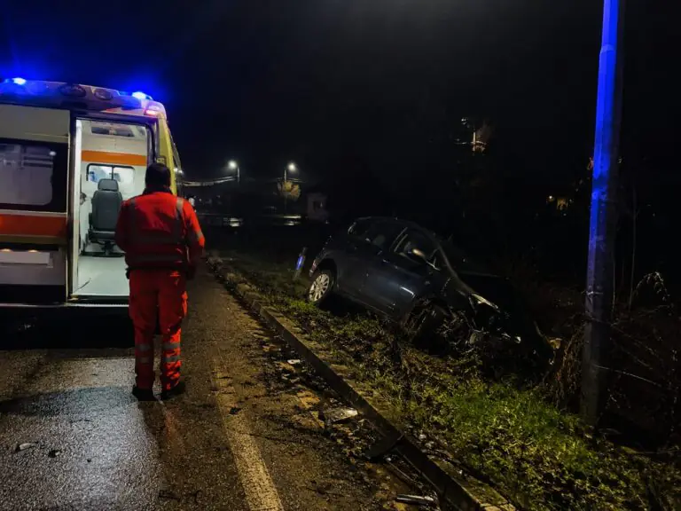 Auto si schianta fuori strada: coniugi miracolati