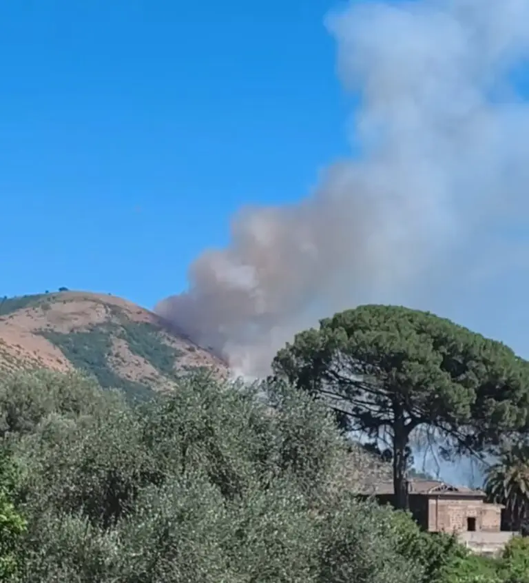 Incendio sul Monte, colonna di fumo sovrasta la frazione