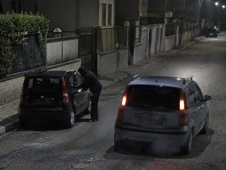 Tentano furto nella notte, sorpresi e messi in fuga