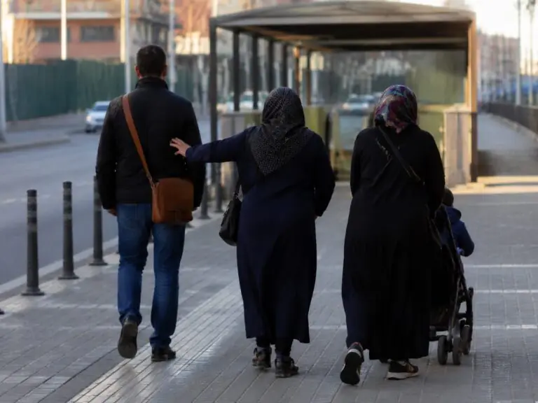 Furti a raffica: avvicinato e derubato da 2 donne sulla Variante