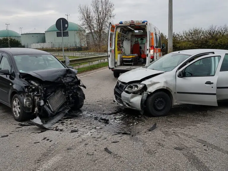 Violento scontro tra auto, ragazza ferita