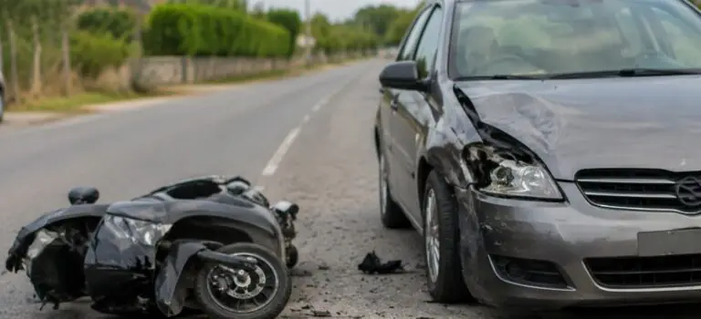 Cane compare all’improvviso: auto si schianta contro scooter
