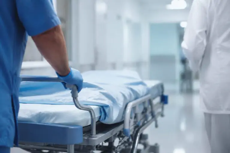 Accusa malore in clinica, medico trasportato d’urgenza