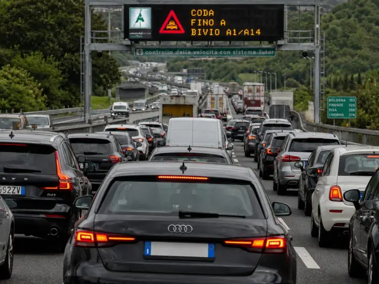 Esodo estivo 2026, traffico intenso e bollini rossi: il piano per viaggiare in sicurezza