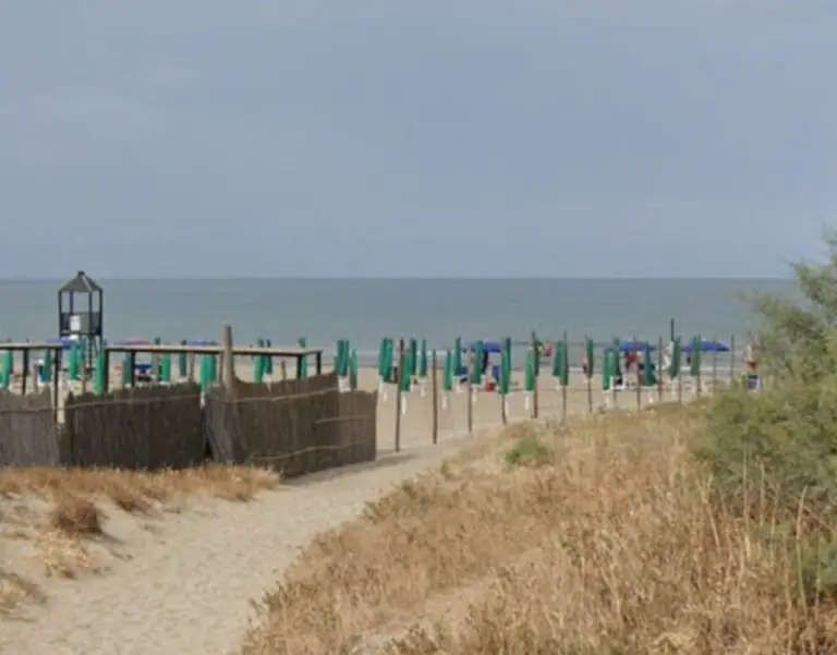 Paura sul Lido, 40enne rischia di annegare