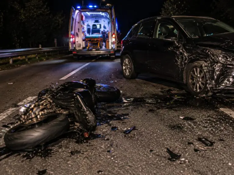 Terribile incidente tra auto e moto sulla Statale, 3 i feriti