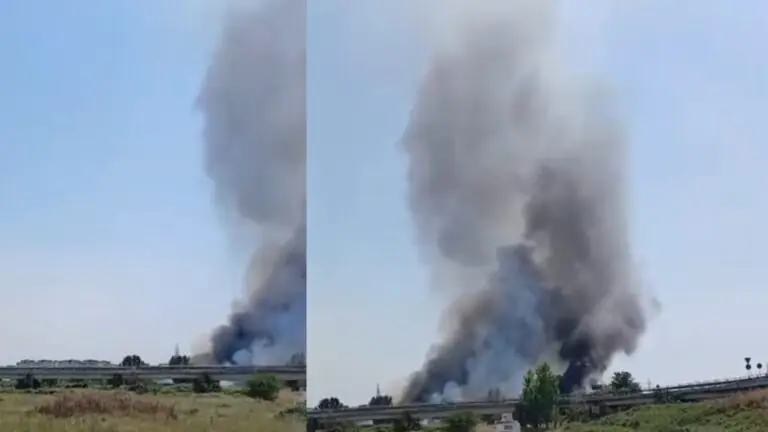 Maxi incendio nel deposito: nube di fumo sovrasta la zona