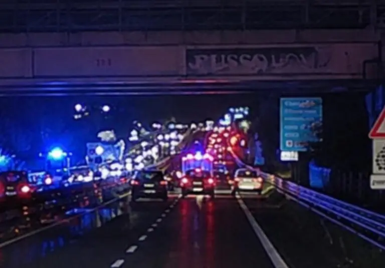 Auto con famiglia contro guardrail, choc sulla 7bis: bambini in ospedale