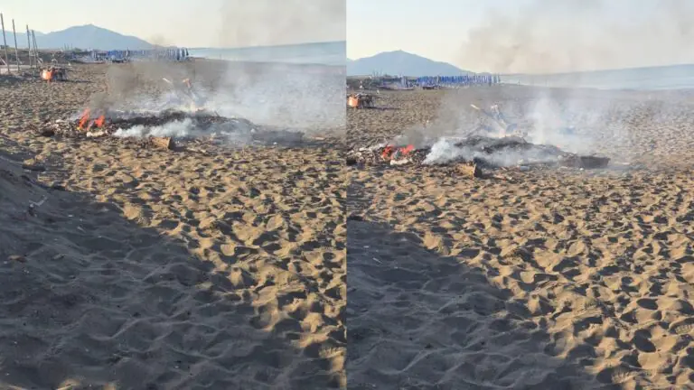 Rifiuti a fuoco sulla spiaggia, presenti scappano per il fumo e la puzza