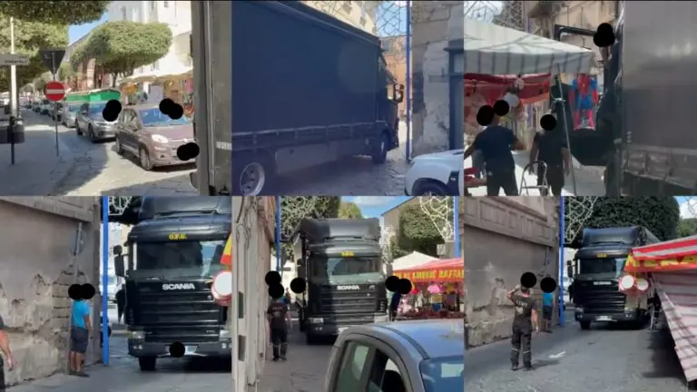 Tir resta incastrato tra luminarie e bancarella: manovre di precisione per liberare il mezzo
