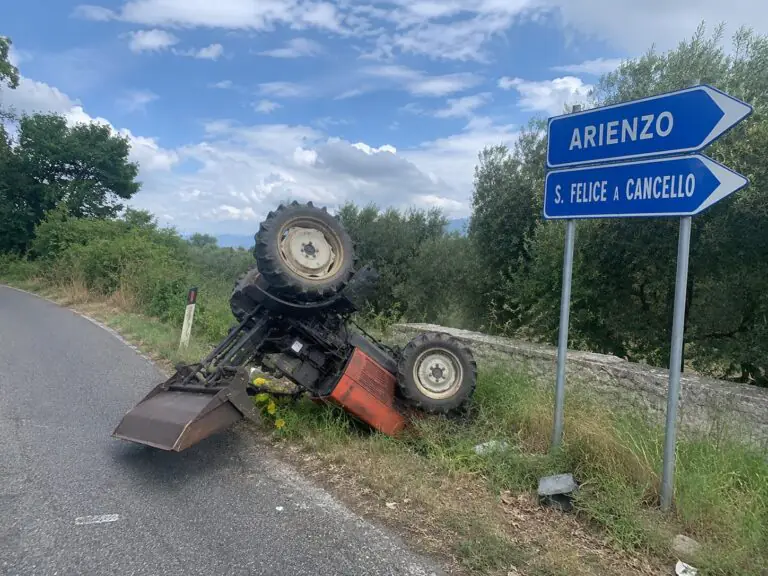 Teme di sprofondare e si lancia dal trattore: commerciante trasportato in ospedale