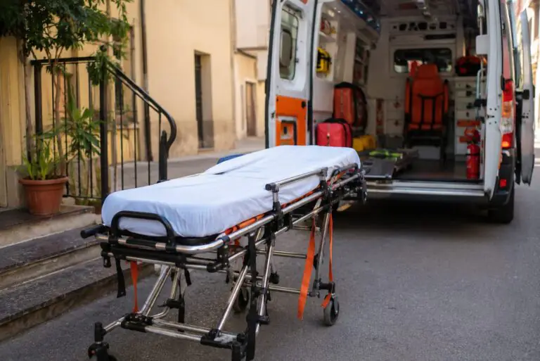 Cade nel vuoto, giovane trasportato in ospedale
