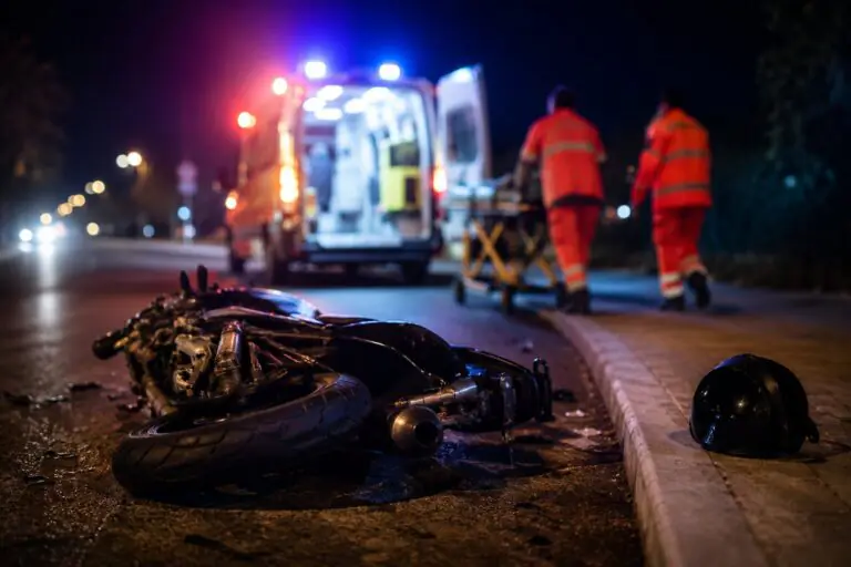 Notte fuori, poi il rientro finisce male: 25enne si schianta con la moto e viene trasportato in ospedale