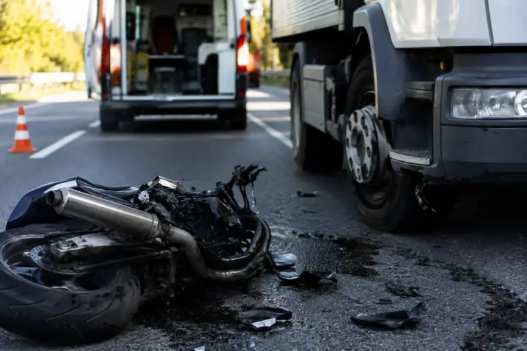 Camion contro moto sulla Statale, centauro sbalzato sull’asfalto