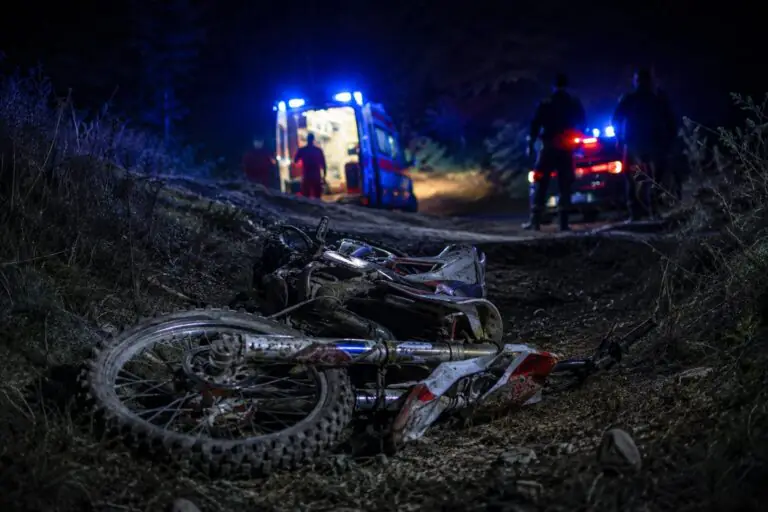 Finisce fuori strada con la moto e si schianta, muore 16enne. Dramma in città