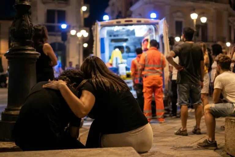 Giovane si sente male in piazza, soccorso dai presenti