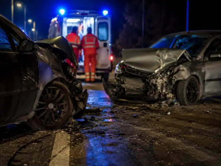 Violento scontro tra auto nei pressi del cimitero, 4 giovani feriti