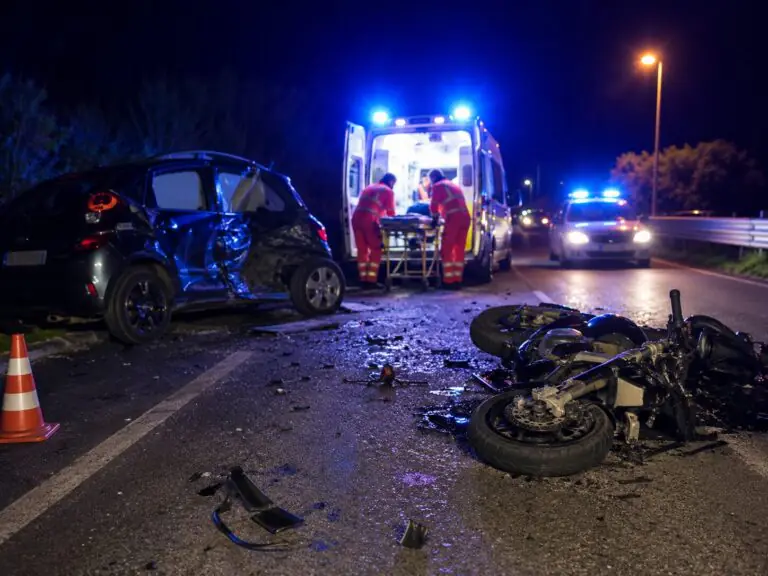 Violento scontro al quadrivio, coppia sbalzata dalla moto