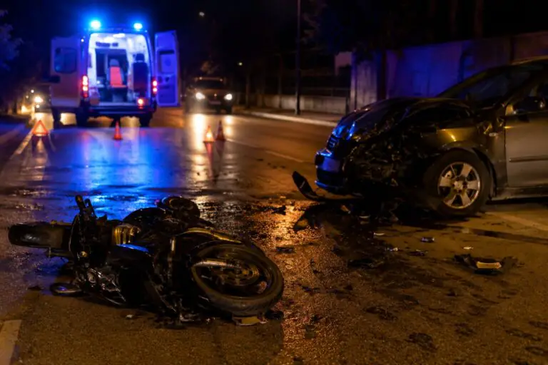 Terribile incidente nella notte: centauro in gravi condizioni