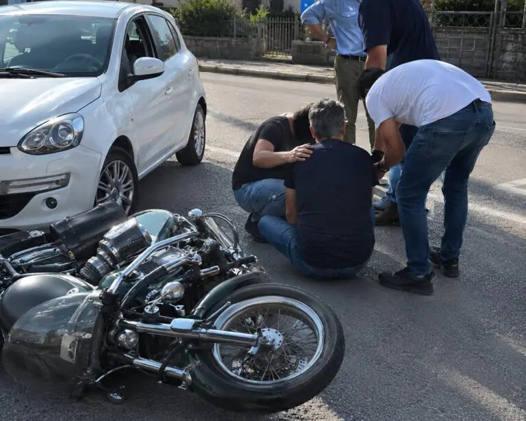 Impatto choc nella frazione, centauro sbalzato dalla moto