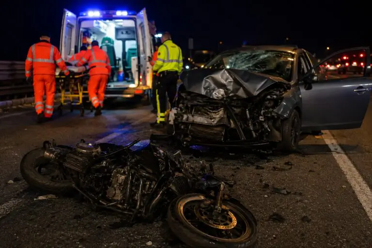 Impatto choc tra auto e moto sulla Statale, 3 i feriti. Uno è grave