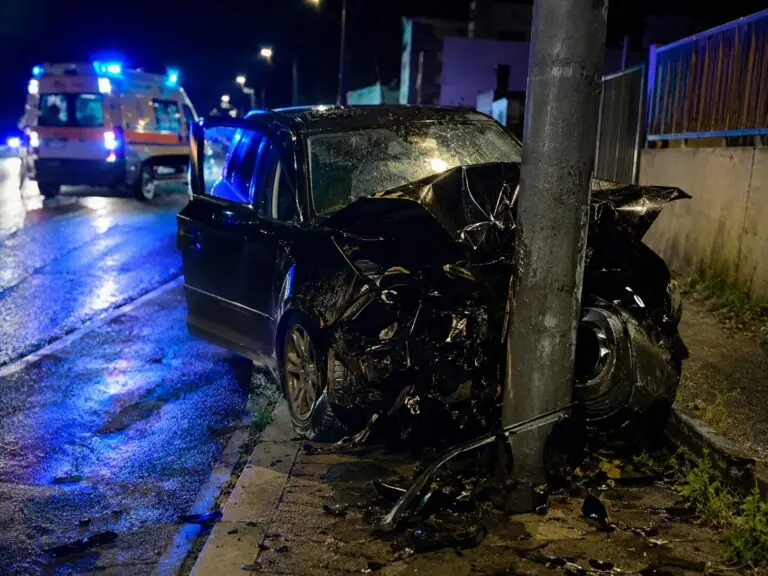 Sbanda e si schianta con l’auto contro palo, choc sulla Nazionale