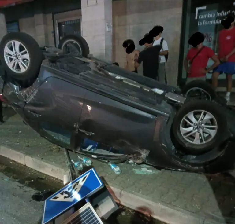 Auto sbanda e si ribalta all’incrocio, c’è un ferito