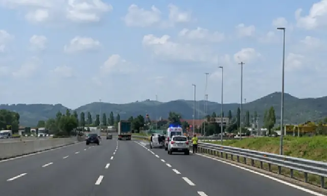 Paura sull’A1: auto ribaltata a pochi metri dall’area di servizio, due feriti