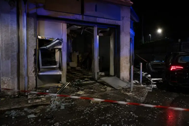 Raid choc nella notte, banda fa esplodere bancomat