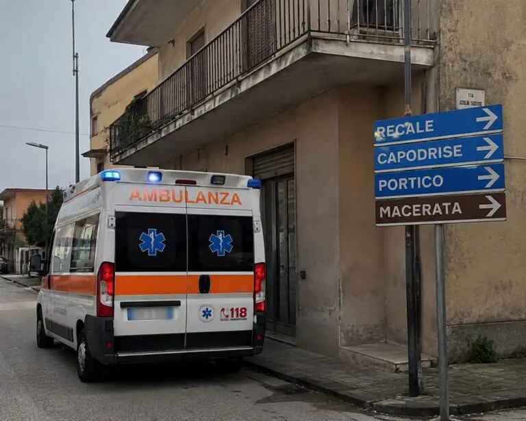 Gesto di sconforto in casa; si taglia le vene
