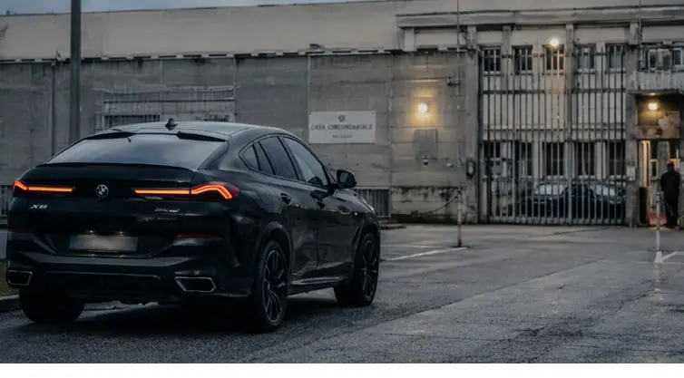 Bonus e clan, detenuto accolto all’uscita dal carcere con una supercar