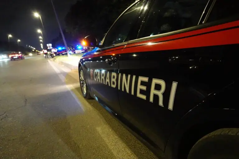 Minaccia il vicino e spara contro la sua casa, choc nella Valle