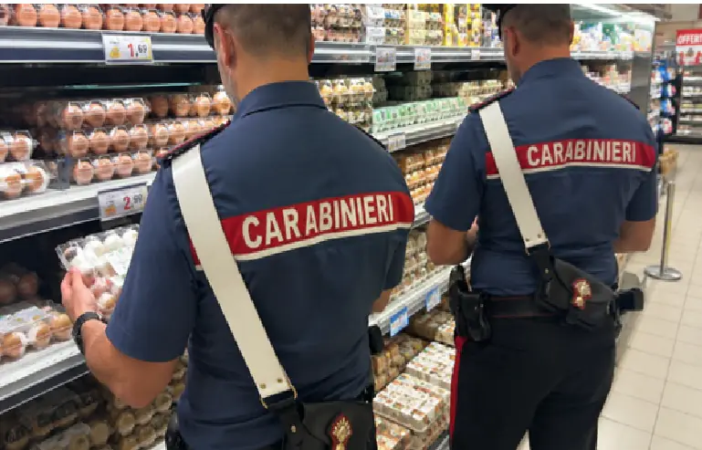 Carabinieri vanno al supermercato e trovano 73 confezioni di uova con la muffa: titolare nei guai