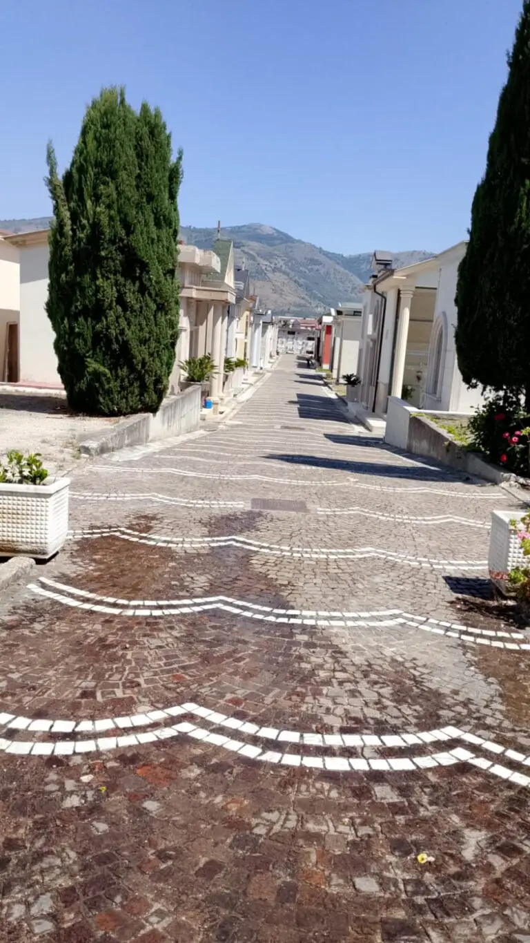 Ladre senza scrupoli profanano cimitero della Valle