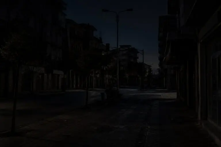 Blackout continui da giorni, a rischio attività e persone fragili