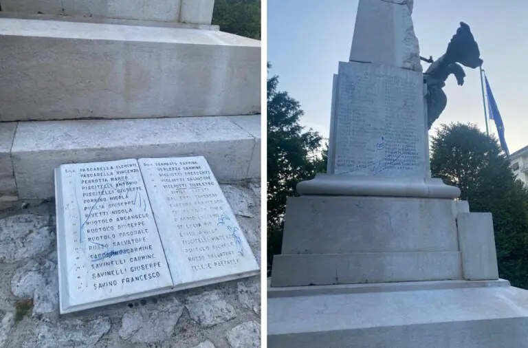 Sfregio al monumento ai caduti: vandali imbrattano con scritte blu il simbolo della memoria