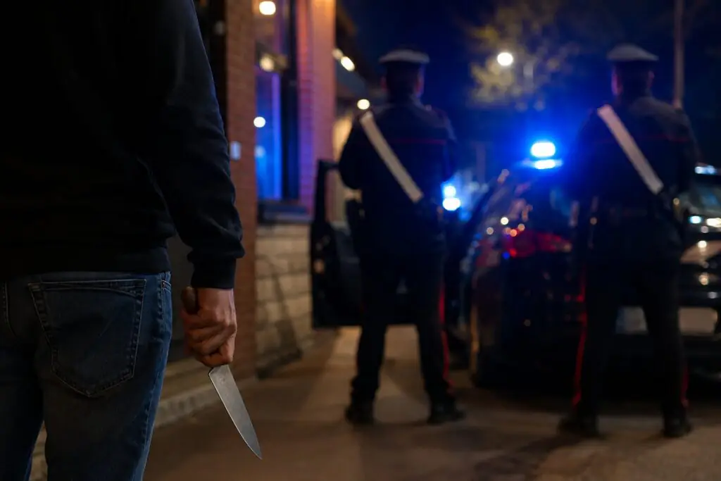 Giovane accoltellato in piazza: nuova notte di violenza in città