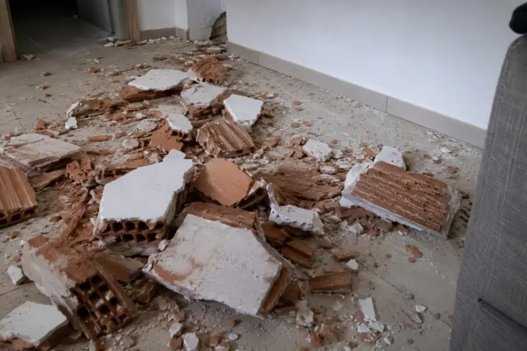 Crollo choc in una casa: feriti madre e 2 bambini piccoli